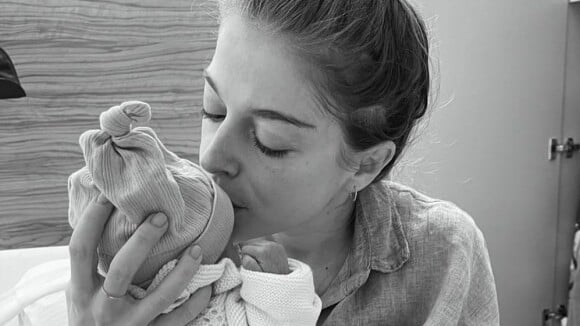 Victoria Monfort maman : le prénom de bébé dévoilé, tendres photos à la maternité