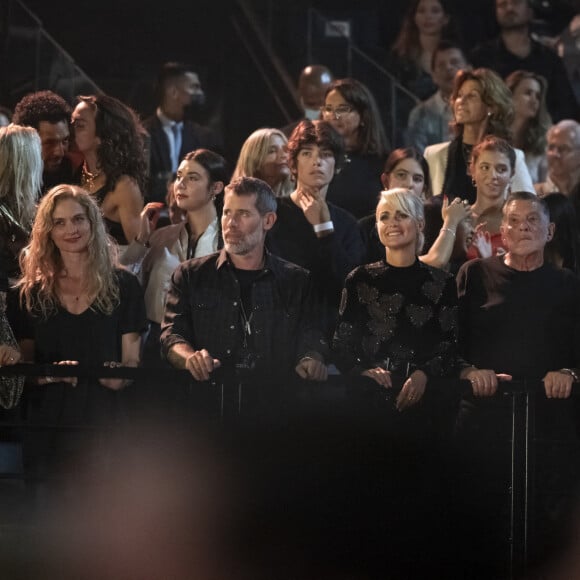 Exclusif - Tomer Sisley et sa femme Sandra, Pascale Louange, Jalil Lespert et sa compagne Laeticia Hallyday, Jean-Claude Camus, Mathilde Seigner, Léo Angeli - People dans les tribunes du concert hommage à Johnny Hallyday "Que je t'aime" à l'AccorHotels Arena Paris Bercy à Paris. Le 14 septembre 2021 © Borde-Jacovides-Moreau / Bestimage