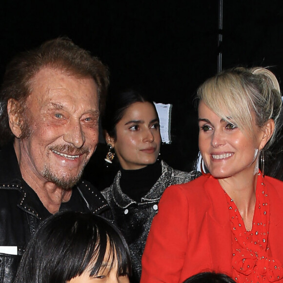 Johnny Hallyday, sa femme Laeticia (en béquilles) et leurs filles Jade et Joy au vernissage de l'exposition du photographe Mathieu Cesar à Los Angeles. Le 21 février 2017