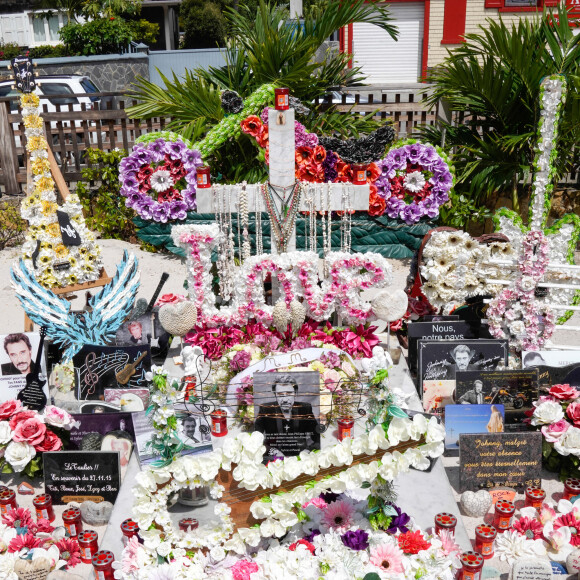 Illustration de la tombe de Johnny Hallyday refleurie pour l'arrivée de Laeticia Hallyday dans le cimetière de Lorient à Saint-Barthélemy. Le 22 juillet 2020