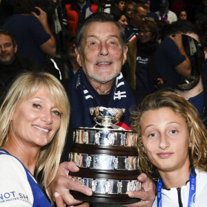 Jean-Claude Camus, Isabelle Camus (femme de Yannick Noah) et Joalukas Noah - L'équipe de France de tennis célèbre sa victoire contre l'équipe de tennis Belgique lors de Finale de la coupe Davis au Stade Pierre Mauroy à Villeneuve d'Ascq, France, le 26 novembre 2017. © Perusseau-Veeren/Bestimage