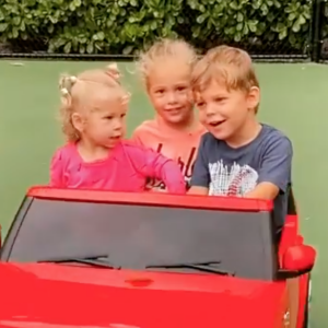 Nicholas, Lucy et Mary, les trois enfants d'Anna Kournikova et Enrique Iglesias, s'amusent en voiturette. Septembre 2021.