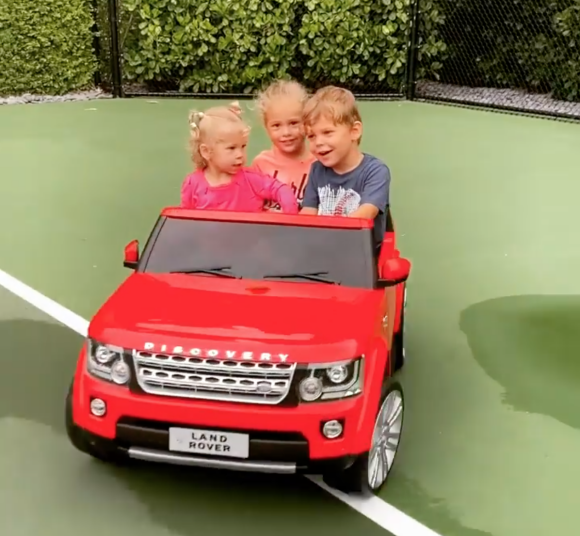 Nicholas, Lucy et Mary, les trois enfants d'Anna Kournikova et Enrique Iglesias, s'amusent en voiturette. Septembre 2021.