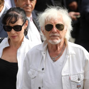 Hugues Aufray et sa compagne Muriel - Sorties - Obsèques de Jean-Paul Belmondo en l'église Saint-Germain-des-Prés, à Paris. © Dominique Jacovides / Bestimage 