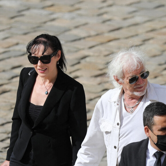Hugues Aufray et sa compagne Muriel lors de la cérémonie d'hommage national à Jean-Paul Belmondo à l'Hôtel des Invalides à Paris, France, le 9 septembre 2021. © Dominique Jacovides/Bestimage 