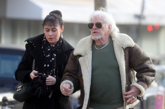 Hugues Aufray et sa compagne Muriel à l'arrivée aux obsèques de Thierry Séchan au cimetière du Montparnasse à Paris. Le 16 janvier 2019
