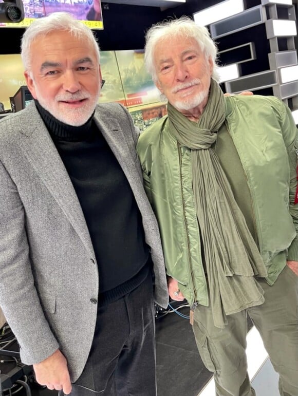 Hugues Aufray avec Pascal Praud lors de son passage dans l'émission "L'heure des pros sur CNews le 17 décembre 2021.