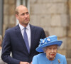 La reine Elisabeth II d'Angleterre et le prince William, duc de Cambridge, assistent à la cérémonie des clés devant le palais d'Holyroodhouse à Edimbourg, moment où la souveraine se voit remettre les clés de la ville.