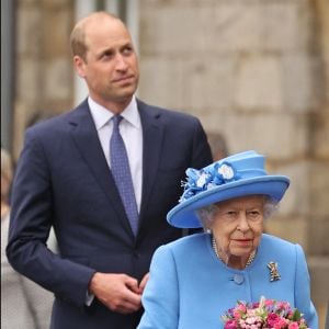 La reine Elisabeth II d'Angleterre et le prince William, duc de Cambridge, assistent à la cérémonie des clés devant le palais d'Holyroodhouse à Edimbourg, moment où la souveraine se voit remettre les clés de la ville.