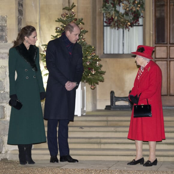 Catherine Kate Middleton, duchesse de Cambridge, le prince William, duc de Cambridge, la reine Elisabeth II d'Angleterre - La famille royale se réunit devant le chateau de Windsor pour remercier les membres de l'Armée du Salut et tous les bénévoles qui apportent leur soutien pendant l'épidémie de coronavirus (COVID-19) et à Noël le 8 décembre 2020.