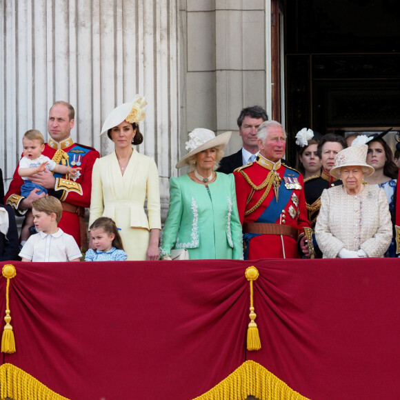 Le prince William, duc de Cambridge, et Catherine (Kate) Middleton, duchesse de Cambridge, le prince George de Cambridge, la princesse Charlotte de Cambridge, le prince Louis de Cambridge, Camilla Parker Bowles, duchesse de Cornouailles, le prince Charles, prince de Galles, la reine Elisabeth II d'Angleterre, le prince Andrew, duc d'York, le prince Harry, duc de Sussex, et Meghan Markle, duchesse de Sussex, la princesse Beatrice d'York, la princesse Eugenie d'York, la princesse Anne - La famille royale au balcon du palais de Buckingham lors de la parade Trooping the Colour 2019, célébrant le 93ème anniversaire de la reine Elisabeth II, Londres, le 8 juin 2019.