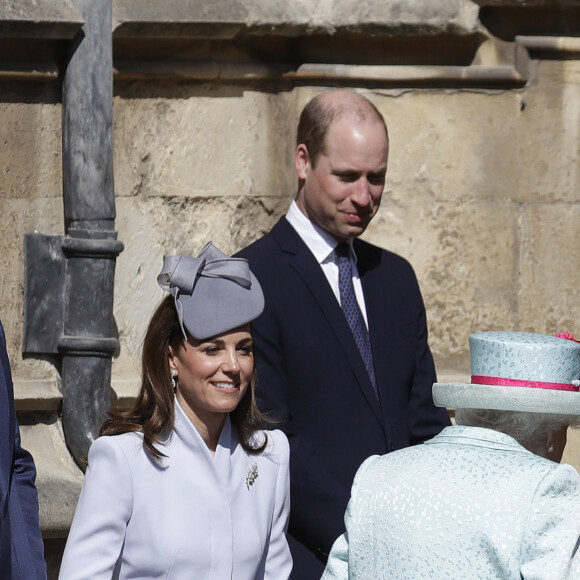 Le prince William, duc de Cambridge, et Catherine (Kate) Middleton, duchesse de Cambridge, le prince Andrew, duc d'York, la princesse Beatrice d'York et la reine Elisabeth II d'Angleterre, arrivent pour assister à la messe de Pâques à la chapelle Saint-Georges du château de Windsor, le 21 avril 2119.