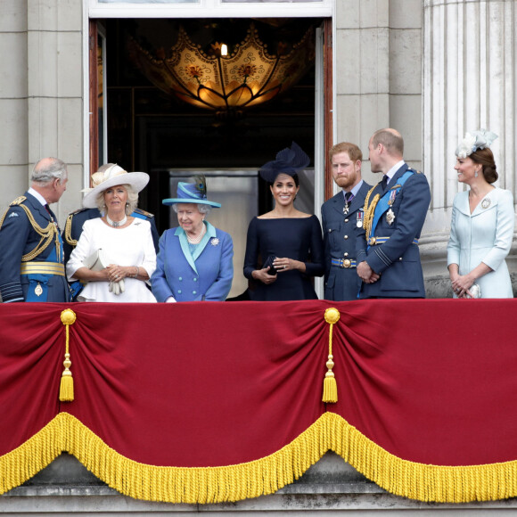 Le prince Charles, Camilla Parker Bowles, duchesse de Cornouailles, la reine Elisabeth II d'Angleterre, Meghan Markle, duchesse de Sussex (habillée en Dior Haute Couture par Maria Grazia Chiuri), le prince Harry, duc de Sussex, le prince William, duc de Cambridge, Kate Catherine Middleton, duchesse de Cambridge, la princesse Anne - La famille royale d'Angleterre lors de la parade aérienne de la RAF pour le centième anniversaire au palais de Buckingham à Londres. Le 10 juillet 2018