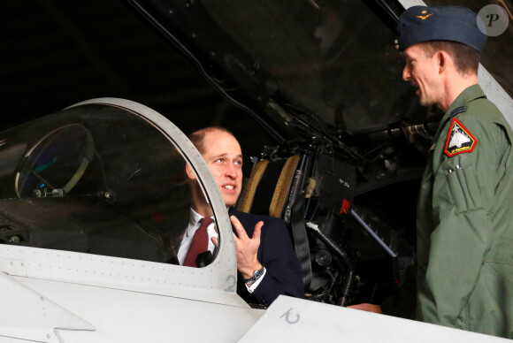 Le prince William, duc de Cambridge, visite une base de la Royal Air Force, l'armée de l'air britannique, à Coningsby le 7 mars 2018.