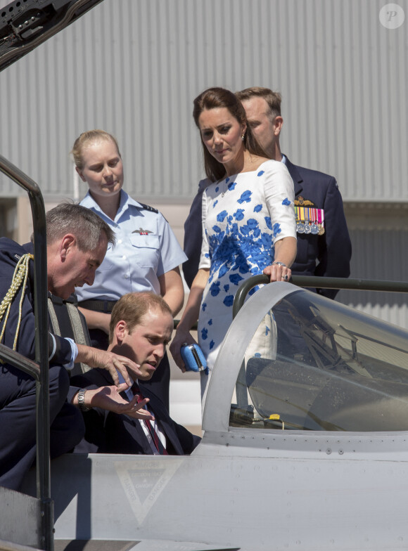 Le prince William, duc de Cambridge, et Kate Catherine Middleton, duchesse de Cambridge, visitent la base Amberley de la RAAF (Royal Australian Air Force) lors de leur voyage en Australie et Nouvelle-Zélande. Le 19 avril 2014