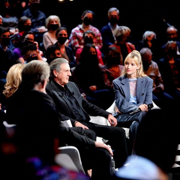 Exclusif - Daniel Auteuil et la chanteuse Angele - Enregistrement de l'émission "Le grand échiquier" à Paris, présentée par C.Chazal, et diffusée le 20 décembre sur France 3. Le 25 Novembre 2021 © Dominique Jacovides / Bestimage