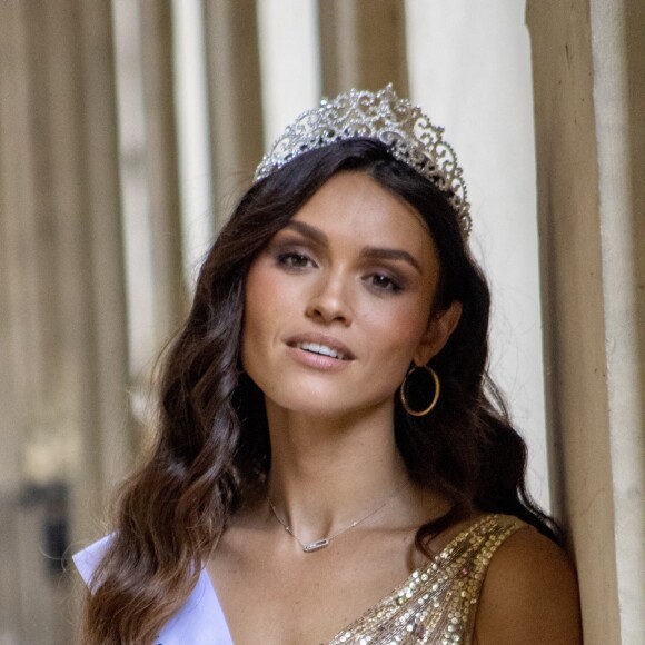 Shooting photo de Diane Leyre Miss Île-de-France 2021 et Miss Paris 2021, à Paris, France, le 21 juillet 2021. Robe Christophe Guillarmé en tulle nude encolure bateau rebrodée de lignes de sequins et cristaux multicolores, maquillage et coiffure Elysées Marbeuf. © Edward Tur via Bestimage
