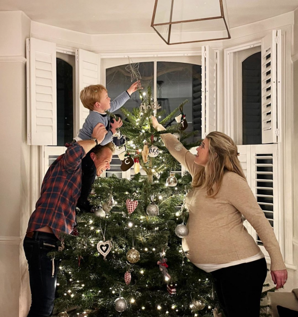 Le photographe de royaux Chris Jackson, sa compagne Natasha Archer (enceinte) et leur fils aîné. Décembre 2021.