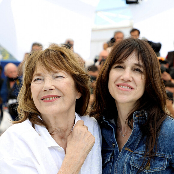 Jane Birkin (habillée en Celine), Charlotte Gainsbourg au photocall du film Jane par Charlotte (Cannes première) lors du 74ème festival international du film de Cannes le 8 juillet 2021 © Borde / Jacovides / Moreau / Bestimage 