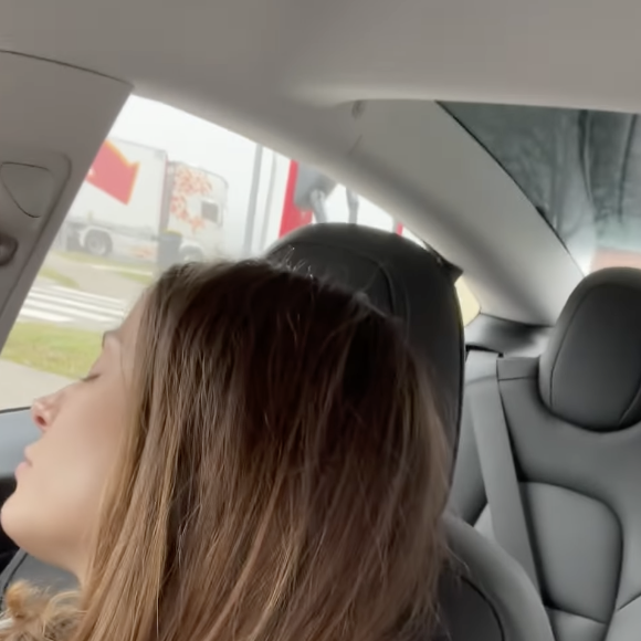 Camille Combal en route vers les vacances avec sa femme Marie Treille Stefani et sa soeur Sarah Treille Stefani.