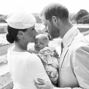 Meghan Markle, duchesse de Sussex, et le prince Harry avec leur fils Archie Mountbatten-Windsor le 6 juillet 2019 lors de son baptême au château de Windsor, photographiés par Chris Allerton devant la roseraie. ©Chris Allerton/SussexRoyal/PA Photos/Bestimage