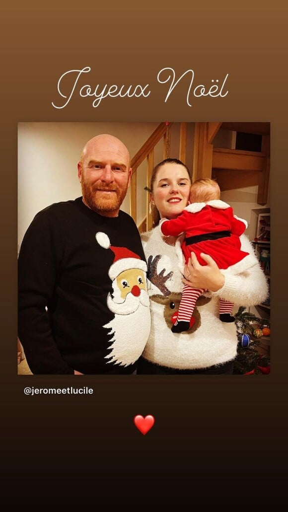 Lucile et Jérôme (L'amour est dans le pré) avec leur fille Capucine le jour de Noël. Le 25 décembre 2021.