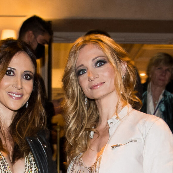 Exclusif - L'actrice enceinte Fabienne Carat et sa soeur Carole - Arrivées lors de la 10ème édition du "Global Gift Gala 2021" à l'hôtel Four Seasons Hotel George V à Paris le 30 octobre 2021. © Tiziano da Silva/Bestimage
