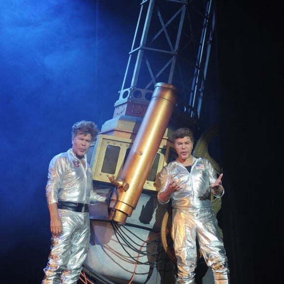 Igor et Grichka Bogdanoff (Bogdanov) - Filage de la pièce "Big Bang" au théâtre du Gymnase à Paris le 21 décembre 2015. © Coadic Guirec / Bestimage