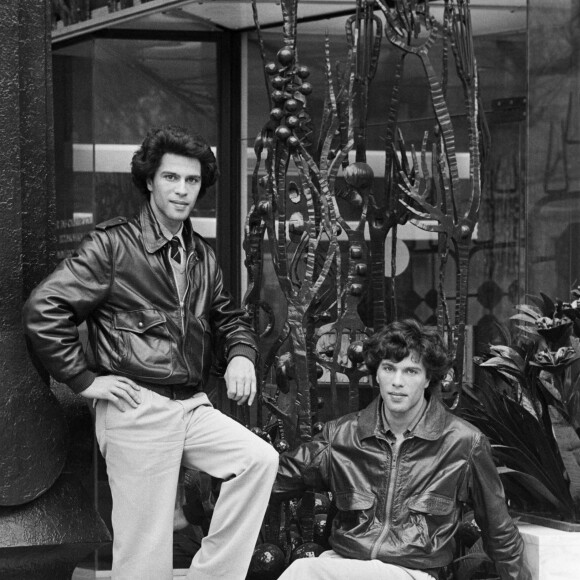 En France, Igor et Grichka Bogdanoff posant le 19 avril 1979.