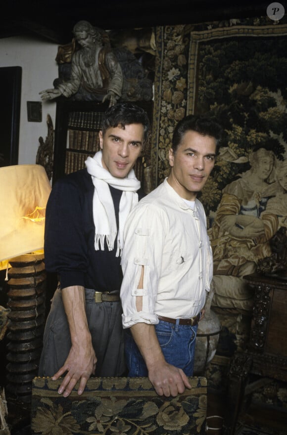 En France, à Paris, Igor et Grichka Bogdanoff chez eux le 7 mars 1994.