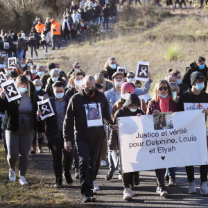 Lolita ( cousine de Delphine Jubillar, écharpe rose) - La famille et les proches se sont réunis pour une marche blanche en hommage à Delphine Jubillar, l'infirmière de 33 ans, disparue il y a un an, à Cagnac-les-Mines. Le 19 décembre 2021 © Patrick Bernard / Bestimage