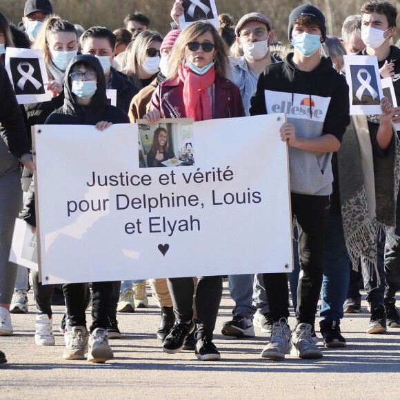 Lolita ( cousine de Delphine Jubillar, écharpe rose) - La famille et les proches se sont réunis pour une marche blanche en hommage à Delphine Jubillar, l'infirmière de 33 ans, disparue il y a un an, à Cagnac-les-Mines. Le 19 décembre 2021 © Patrick Bernard / Bestimage