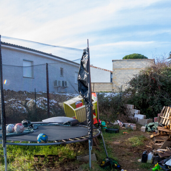 La maison en construction de Delphine Jubillar (Aussaguel) , disparue sans laisser de traces depuis le 16 décembre 2020 à Cagnac les Mines dans le Tarn. Un gendarme et une équipe du service des eaux ont mené des investigations pour chercher des traces dans le réseau raccordé à la maison. Le 7 janvier 2021  © Frédéric Maligne / Bestimage