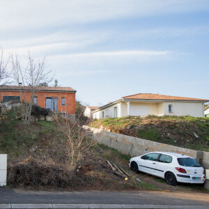 La maison en construction de Delphine Jubillar (Aussaguel) , disparue sans laisser de traces depuis le 16 décembre 2020 à Cagnac les Mines dans le Tarn. Un gendarme et une équipe du service des eaux ont mené des investigations pour chercher des traces dans le réseau raccordé à la maison. Le 7 janvier 2021© Frédéric Maligne / Bestimage