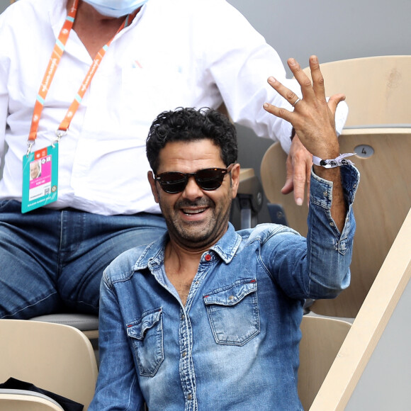 Jamel Debbouze fait le show dans les tribunes des internationaux de France Roland-Garros à Paris le 12 juin 2021. © Dominique Jacovides / Bestimage