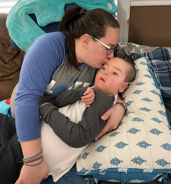 La Tiktokeuse Whitney Frost a annoncé la mort de son fils Harrison. Le garçon de 6 ans souffrait de dystrophie neuroaxonale infantile.