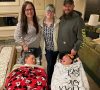 La Tiktokeuse Whitney Frost, son mari Jason Frost et leurs trois enfants, Natalie (debout, au milieu), Harrison et Riley, qui souffrent tous les deux de dystrophie neuroaxonale infantile. Novembre 2021.