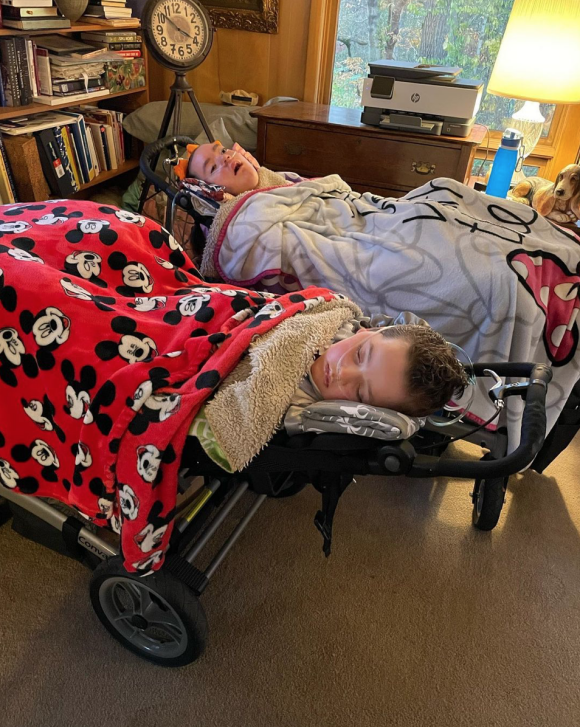 Harrison et Riley, les deux enfants de la Tiktokeuse Whitney Frost, souffrent de dystrophie neuroaxonale infantile. Novembre 2021.