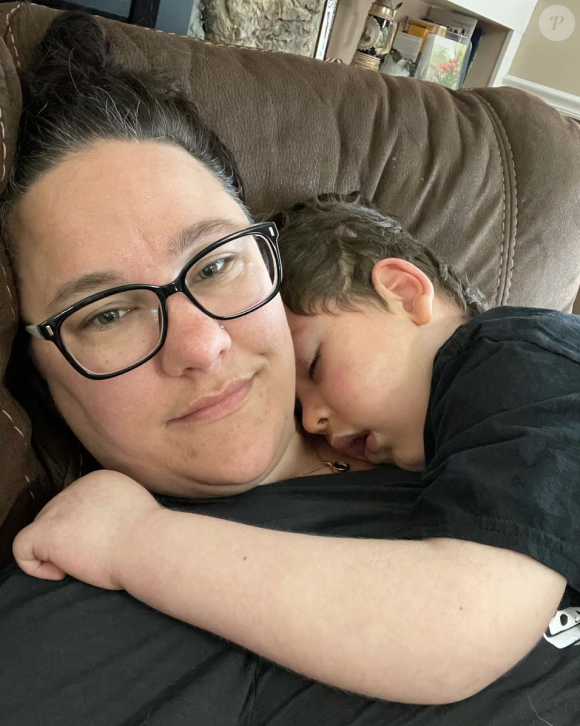 La Tiktokeuse Whitney Frost et son fils Harrison, qui souffrait de dystrophie neuroaxonale infantile. Septembre 2021.