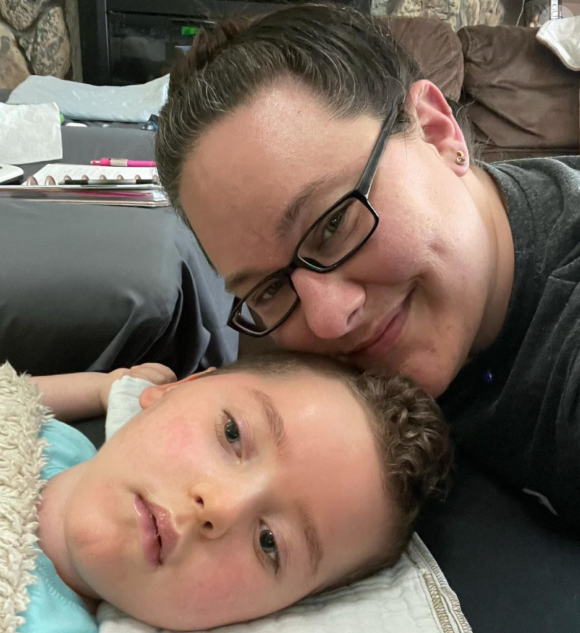 La Tiktokeuse Whitney Frost et son fils Harrison, qui souffrait de dystrophie neuroaxonale infantile. Mai 2021.