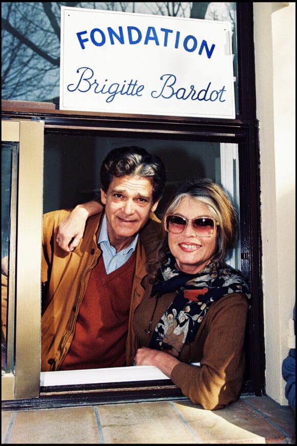 Brigitte Bardot et son mari Bernard d'Ormale à Saint-Tropez, en 1993.