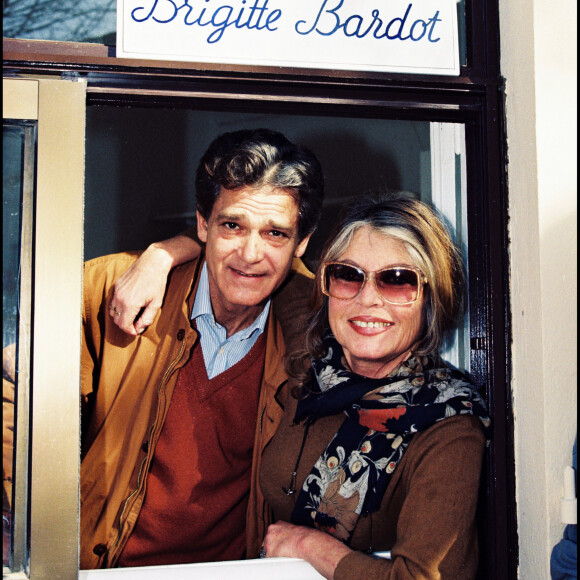 Brigitte Bardot et son mari Bernard d'Ormale à Saint-Tropez, en 1993.