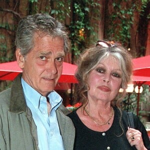 Brigitte Bardot et son mari Bernard d'Ormale à Paris en 2002. 