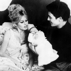 Brigitte Bardot son mari Jacques Charrier et leur fils Nicolas à Paris, en 1960.