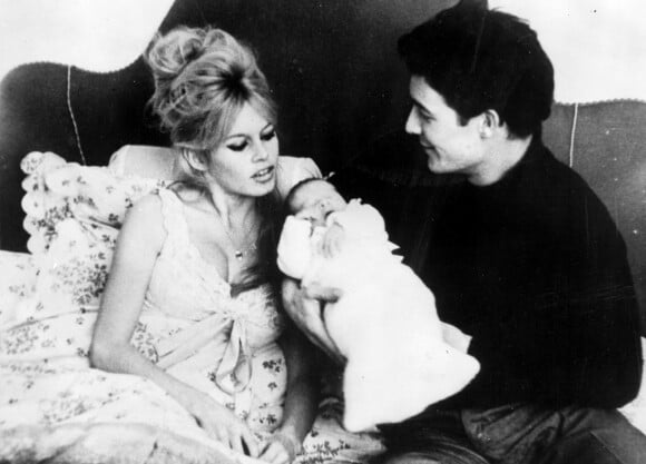 Brigitte Bardot son mari Jacques Charrier et leur fils Nicolas à Paris, en 1960.