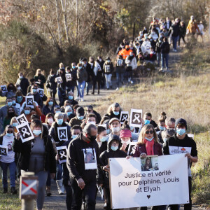 La famille et les proches se sont réunis pour une marche blanche en hommage à Delphine Jubillar, l'infirmière de 33 ans, disparue il y a un an, à Cagnac-les-Mines. Le 19 décembre 2021 © Patrick Bernard / Bestimage