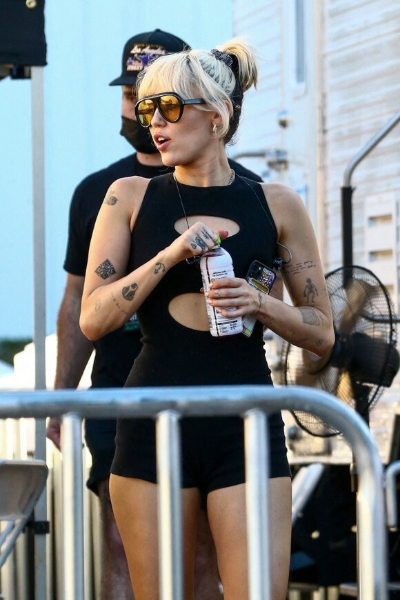 Miley Cyrus passe du temps avec sa soeur Noah Cyrus avant les répétitions de l'émission spéciale du Nouvel An sur NBC à Miami le 30 décembre 2021.