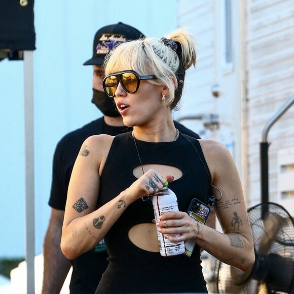 Miley Cyrus passe du temps avec sa soeur Noah Cyrus avant les répétitions de l'émission spéciale du Nouvel An sur NBC à Miami le 30 décembre 2021.