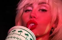 Miley Cyrus amoureuse : la chanteuse en couple avec un jeune artiste... de 23 ans !