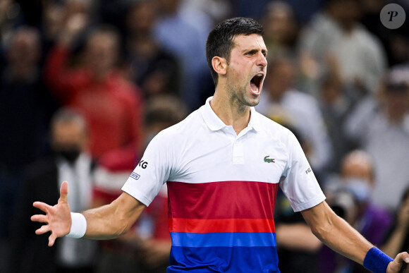 Novak Djokovic s'impose face à Hubert Hurkacz et se qualifie pour la finale du Rolex Paris Masters 2021 le 6 novembre 2021. © JB Autissier / Panoramic / Bestimage